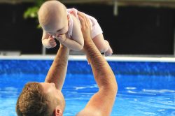 Le Bébé nageur, une activité naturelle propice à l’éveil